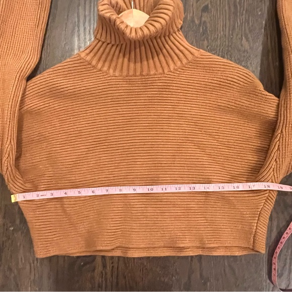 House of Harlow 1960 Camel Cropped Ribbed Sweater - Picture 7 of 9